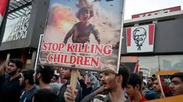 पाकिस्तान में केएफ़सी के ख़िलाफ़ प्रदर्शन हिंसक हुआ, 170 से ज़्यादा गिरफ़्तार