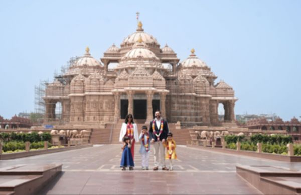 अमेरिकी उपराष्ट्रपति की भारत यात्रा : परिवार संग अक्षरधाम मंदिर के किए दर्शन
