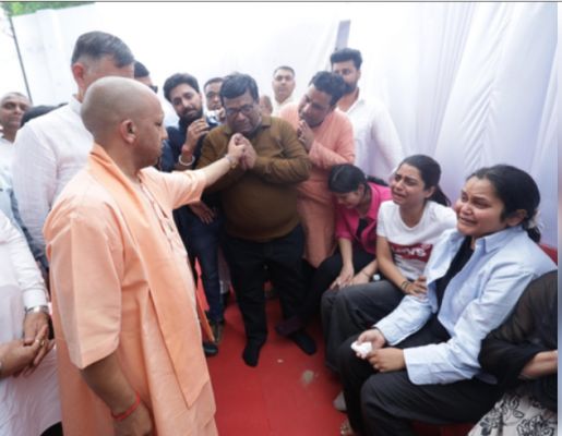 पहलगाम आतंकी हमला: शुभम द्विवेदी के परिवार से मिले सीएम योगी, कहा- सरकार आतंकवादियों को नेस्तनाबूद करेगी