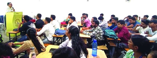 प्रगति कॉलेज में विपणन और विज्ञापन विषय पर अतिथि व्याख्यान आयोजित