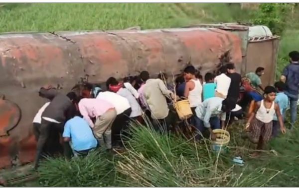 बिहार : मोतिहारी में पलटा टैंकर, तेल लूट ले गए ग्रामीण 