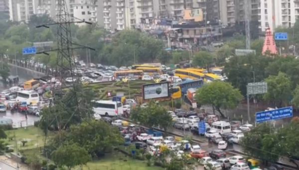 नोएडा में बारिश बनी लोगों के लिए मुसीबत, ट्रैफिक व्यवस्था चरमराई 