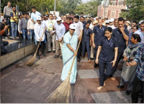 दिल्‍ली की मुख्‍यमंत्री रेखा गुप्ता ने किया श्रमदान, कनॉट प्‍लेस के हनुमान मंदिर से स्वच्छता अभियान की हुई शुरुआत 