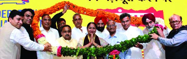 व्यापारिक योगदान और समर्पित सेवाओं के लिए कैट राष्ट्रीय अध्यक्ष दिल्ली सीएम से सम्मानित