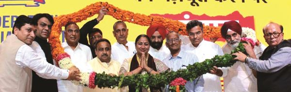 व्यापारिक योगदान और समर्पित सेवाओं के लिए कैट राष्ट्रीय अध्यक्ष दिल्ली सीएम से सम्मानित