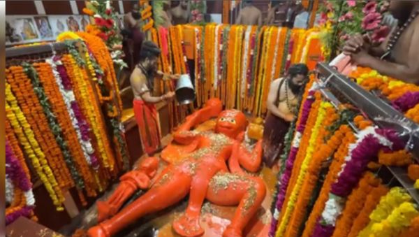 ज्येष्ठ माह का तीसरा 'बड़ा मंगल' : प्रयागराज के बंधवा हनुमान मंदिर में जुटे भक्त, भक्तिभाव से की पूजा