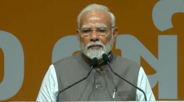 गांधीनगर में पीएम मोदी बोले, ‘कटनी चाहिए थी जंजीरें, लेकिन 1947 में काट दी गईं भुजाएं’