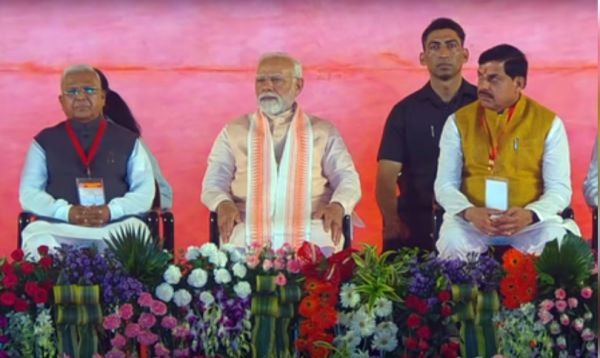 भोपाल में महिलाओं ने तिरंगा लहराकर किया प्रधानमंत्री मोदी का स्वागत 