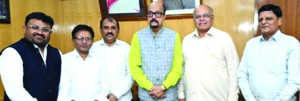 राज्यपाल डेका को राष्ट्रपति के नाम कैट ने एक राष्ट्र-एक चुनाव पर प्रस्ताव समर्थन पत्र सौंपा