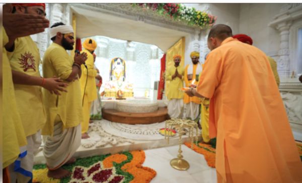 यूपी : सीएम योगी ने जन्मदिन पर भगवान श्रीराम के दरबार में लगाई हाजिरी, मंदिर में मौजूद श्रद्धालुओं ने दी बधाई 