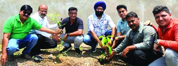 मर्सिडीज बेंज सिटी स्टार में एडवरटाइजिंग एसो. ने किया पर्यावरण दिवस पर पौधरोपण