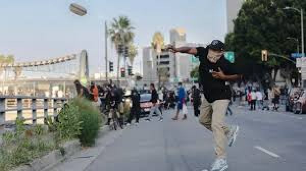 लॉस एंजेलिस में प्रदर्शन और हिंसा कैसे शुरू हुई, गवर्नर ने ट्रंप पर ही कर दिया मुक़दमा