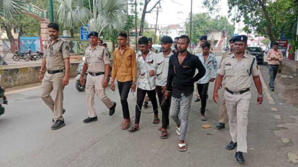 दहशत फैलाने की वारदातों में 9 गिरफ्तार, पैदल परेड निकाली पुलिस ने