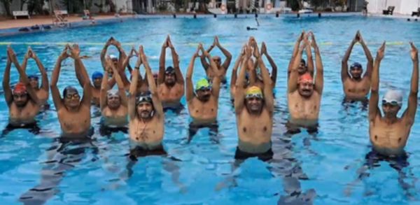 सूरत : पानी में योगाभ्यास, विशेषज्ञों ने बताए 'एक्वा योगा' के लाभ 