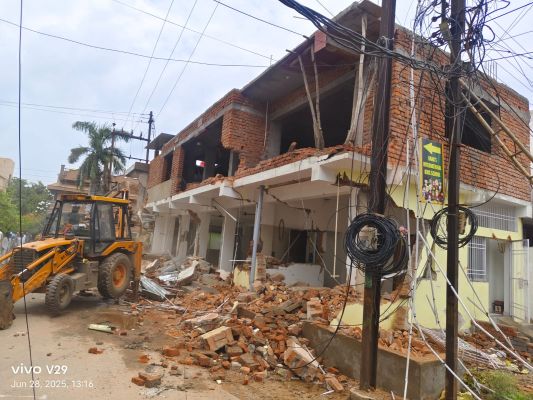  रोहिणीपुरम गोल चौक में किए अवैध निर्माण तोड़ा निगम ने 