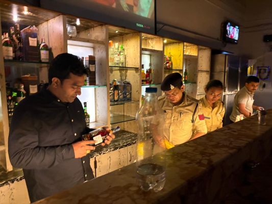 आबकारी और पुलिस की टीमों ने क‌ई नामी बार, रेस्टोरेंट, होटलों को घेरा