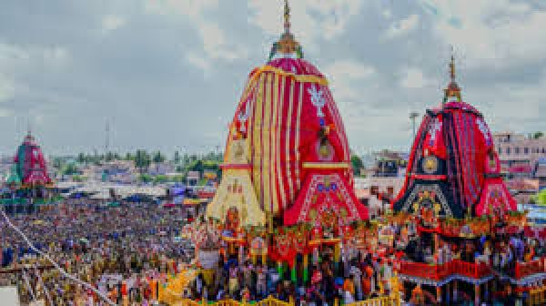 पुरी में भगदड़ की घटना के एक दिन बाद भगवान जगन्नाथ के दर्शन के लिए उमड़े हजारों श्रद्धालु
