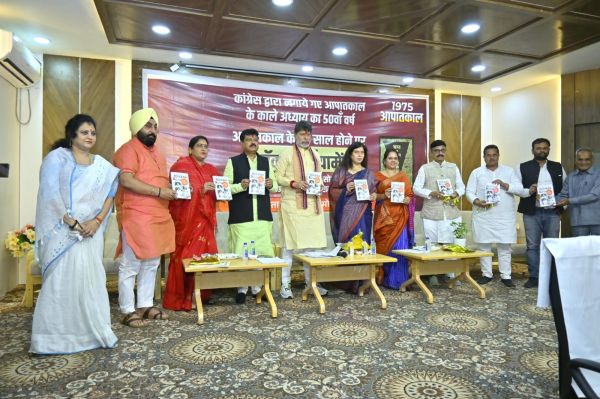 इंदिरा गांधी ने सत्ता का दुरूपयोग करते हुएसंविधान में संशोधन किया - सरोज 