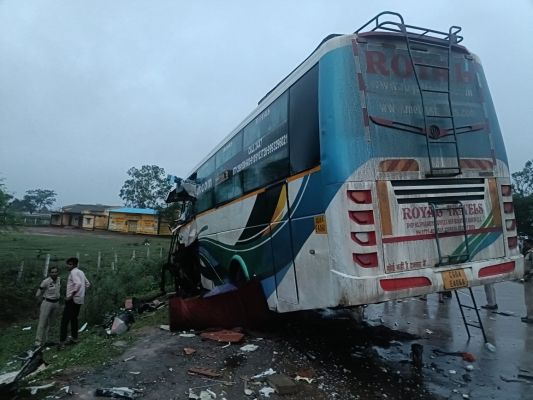 बस हाइवा भिड़ंत, 3 मृत 6 घायल 