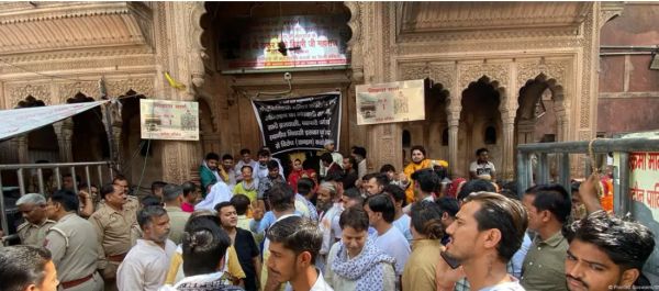 विकास और विरासत के बीच फंसा वृंदावन का बांके बिहारी मंदिर