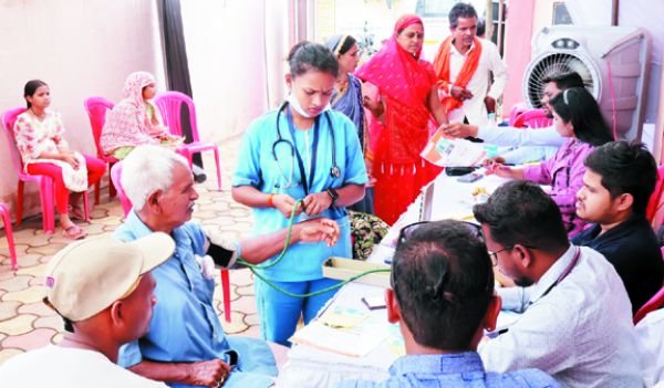सरोरा में मुफ्त स्वास्थ्य शिविर से 70+ ग्रामीणों तक पहुंचाया लाभ, 18 मोतियाबिंद मामले सामने आए