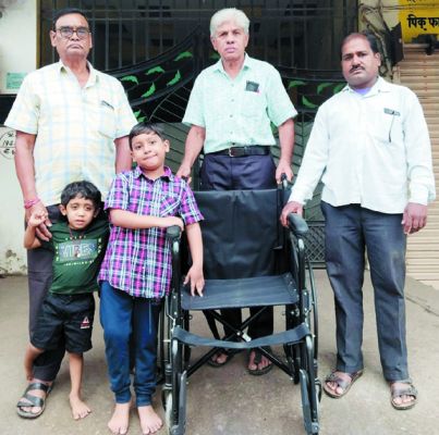 चरामेति फाउंडेशन के अंतर्गत खोरपा के विकलांग बसंत साहू को मिली व्हीलचेयर