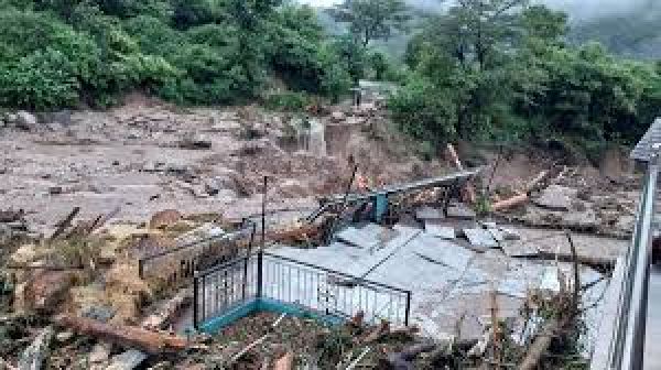 हिमाचल प्रदेश में भारी बारिश से 30 लोगों की मौत और 34 लापता, आईएमडी ने जारी किया रेड अलर्ट