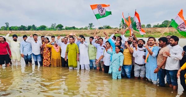 बरसते पानी में कांग्रेस का रेत माफियाओं के खिलाफ अरपा में उतरकर जल सत्याग्रह
