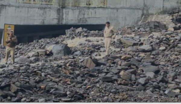 भूस्खलन के बाद मनाली-लेह राजमार्ग बंद, वाहनों को 'रोहतांग पास' से किया गया डायवर्ट 