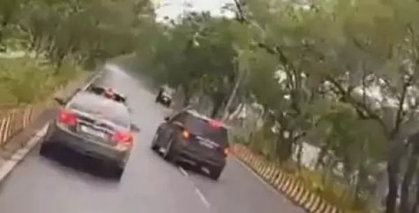 लाल नीली और पीली बत्ती लगाकर  स्टंटबाजी कर रहे  युवकों की पुलिस को तलाश