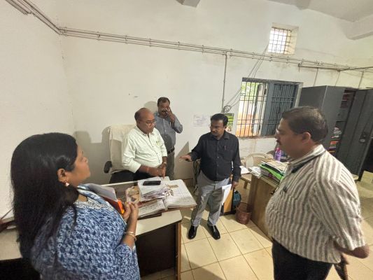 कावरे ने आरंग जनपद के 6 कर्मचारियों, नपा के लेखापाल, उप स्वास्थ्य केन्द्र प्रभारी को नोटिस