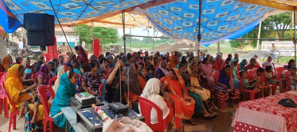 बारिश के बीच शराब दुकान के खिलाफ धरना जारी