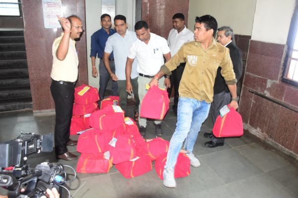 शराब घोटाले का चालान लेकर कोर्ट पहुंची ईओडब्ल्यू