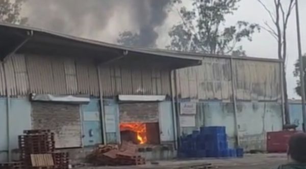 जमशेदपुर : 'अमूल दूध' के गोदाम में लगी भीषण आग, सब कुछ जलकर खाक 