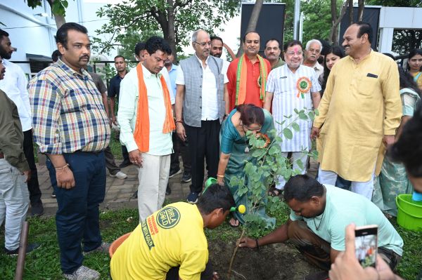 खूबचंद बघेल उद्यान चंगोराभाठा को हरा - भरा बनाए रखने का संकल्प लिया