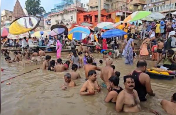 देवशयनी एकादशी: काशी में गंगा स्नान के लिए उमड़े श्रद्धालु, लगाई आस्था की डुबकी 