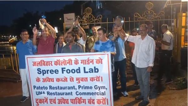 चम्मच थाली बजाकर नागरिकों का प्रदर्शन 