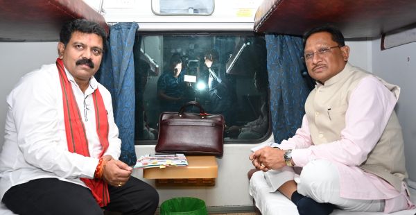 ट्रेन से रवाना हुए साय-शर्मा