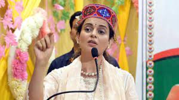 मंडी पहुंचीं कंगना रनौत ने कहा- 'विपक्ष को तो राजनीति करनी है, हम तो यहीं पर हैं'
