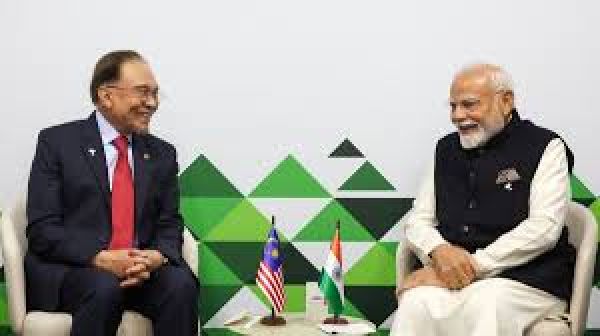 प्रधानमंत्री मोदी एवं मलेशियाई प्रधानमंत्री ने संबंधों की समीक्षा की, क्षेत्रीय सुरक्षा पर चर्चा की