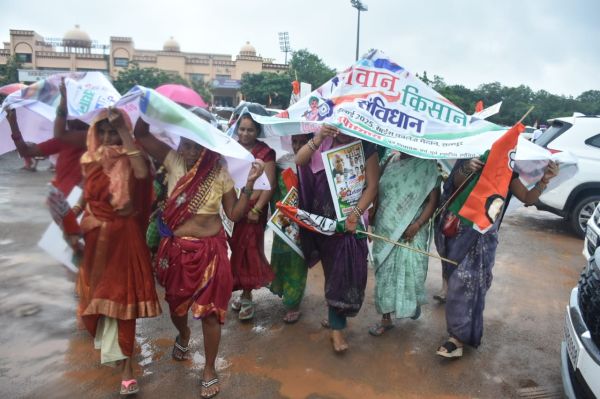 बारिश में भी सभा का उत्साह 