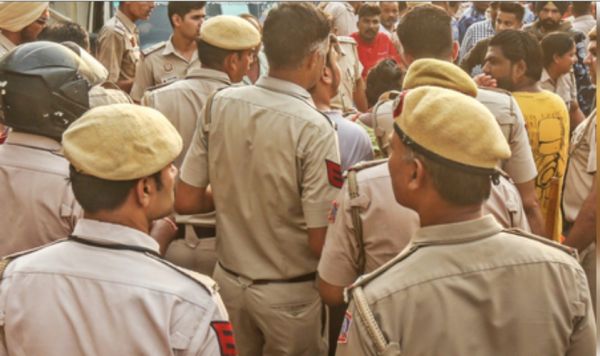 दिल्ली : द्वारका जिला पुलिस ने अवैध रूप से रह रहे 29 लोगों को किया डिपोर्ट