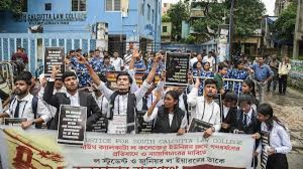 गैंगरेप की घटना के बाद से बंद साउथ कलकत्ता लॉ कॉलेज कड़ी सुरक्षा के बीच दोबारा खुला