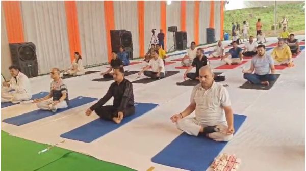 प्रशिक्षण शिविर में योगाभ्यास