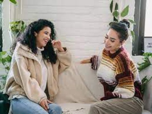 क्या गॉसिप करना ग़लत है? शोधकर्ताओं ने बताई हक़ीक़त