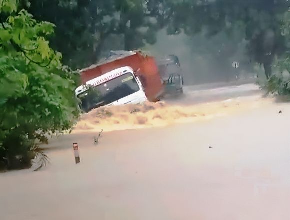 उफनते नाले में बहा कोयले से भरा ट्रक, ड्राइवर को जेसीबी से बचाया गया