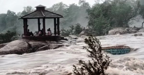 देवपहरी वॉटरफॉल में बढ़ा पानी, 5 सैलानी फंसे, रेस्क्यू टीम ने बचाई जान