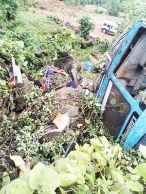 बेकाबू बोर गाड़ी खाई में, 4 लाश बरामद, 4 जख्मी