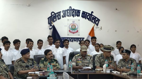  8 महिला समेत 14 नक्सलियों का समर्पण
