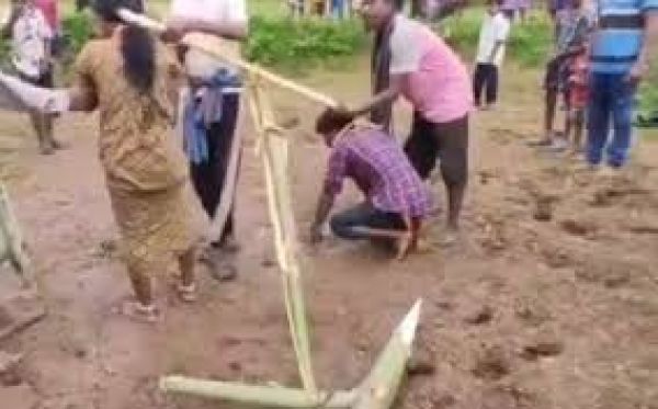 ओडिशा में विवाह के नियमों का उल्लंघन करने पर आदिवासी जोड़े को खेत जोतने के लिए मजबूर किया गया